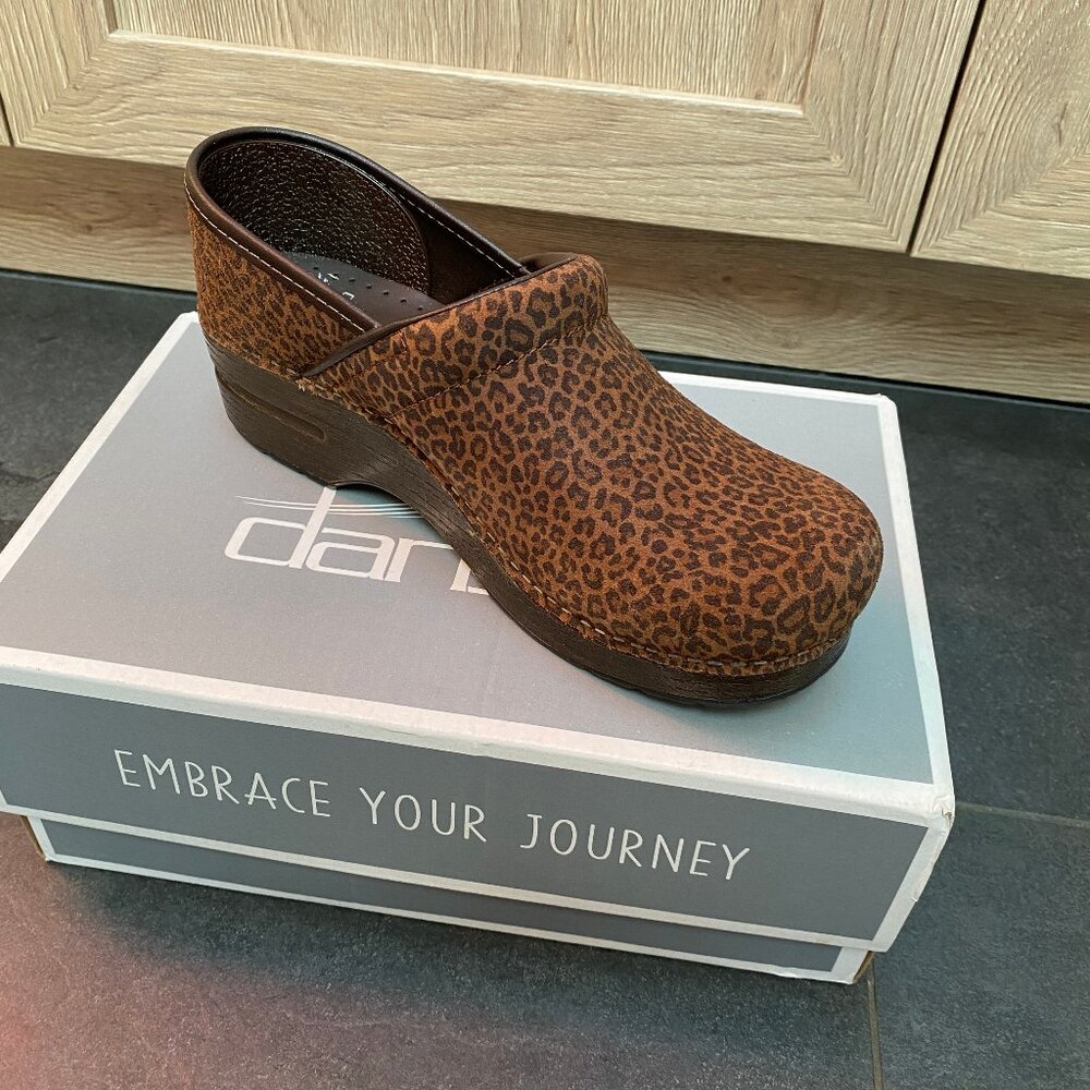 NIB Dansko clogs with heel, size 38 in brown suede mini leopard spots pattern